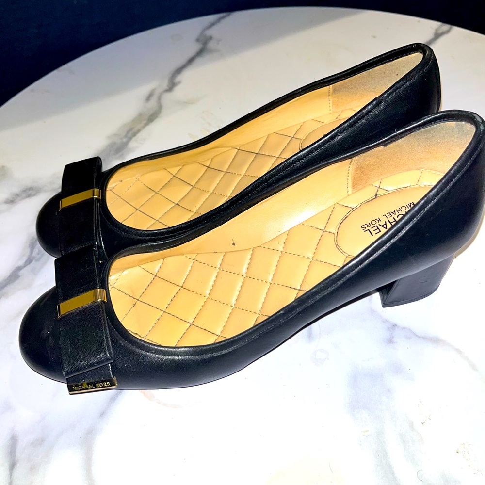 Michael Kors Black Leather Kiara Mid PumpHeels with Gold Tone Hardware sz 10